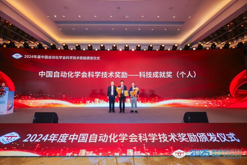 中国自动化学会会士、理事长、中国空间技术研究院研究员杨孟飞为中国自动化学会科技成就奖(个人)获奖者代表颁奖 中国自动化学会会士、理事长、中国空间技术研究院研究员杨孟飞为中国自动化学会科技成就奖(个人)获奖者代表颁奖